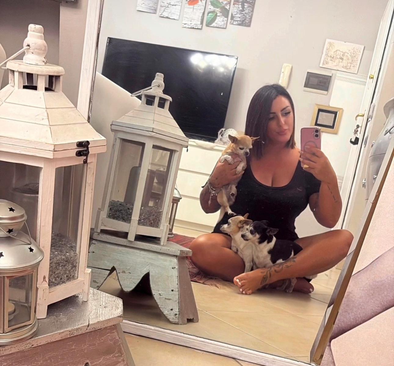 Elvira con i suoi chihuahua, fondatrice di Le Château de Bijou a Borgaro Torinese